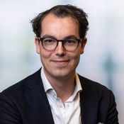 Dit is een foto van {0}.