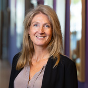 Dit is een foto van {0}.