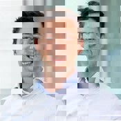 Dit is een foto van {0}.