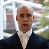 Dit is een foto van {0}.